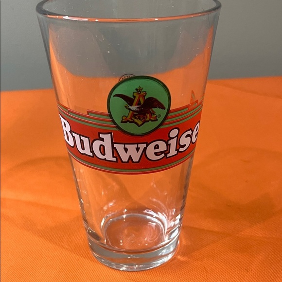 ⚡️⚡️⚡️Budweiser Pint Glass with Red and Green Emblem 1 glass in excellent cond - Picture 1 of 8